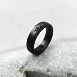 Anillo Carbono Negro con 1 Eguzkilore
