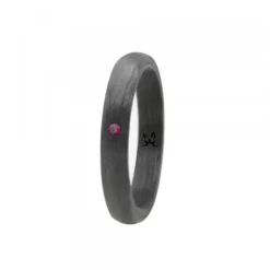 Anillo Carbono Negro Lisa con Circonita Roja