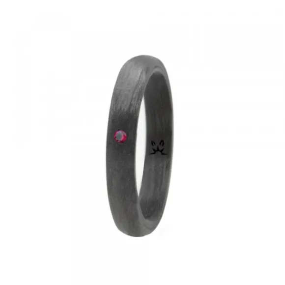 Anillo Carbono Negro Lisa con Circonita Roja