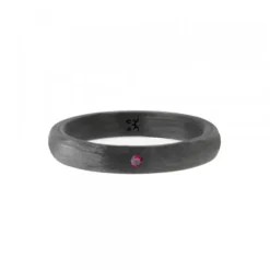 Anillo Carbono Negro Lisa con Circonita Roja