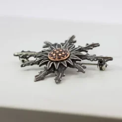 Broche Eguzkilore Plata con Circonitas Verdes 38mm