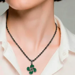 Colgante Lauburu Plata Negra y Circonitas Verdes