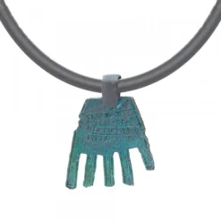 Colgante Mano de Irulegi Verde 30mm y Caucho