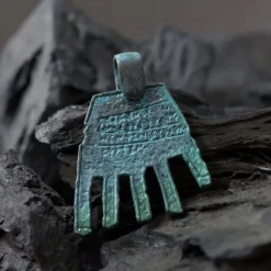 Colgante Mano de Irulegi Verde 30mm y Caucho