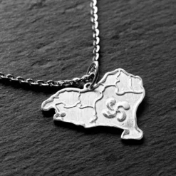 Colgante Mapa Euskal Herria y Lauburu Plata de 1ª Ley (925mm)