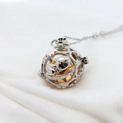 Llamador de Ángeles Bebé con Bola Dorada y Cadena