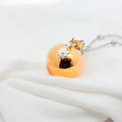 Llamador de Ángeles Bebé con Bola Dorada y Cadena