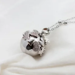 Llamador de Ángeles Corazones con Cadena y Mariposa Personalizable