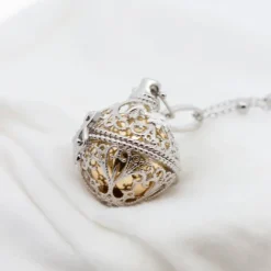 Llamador de Ángeles Ovalado con Bola Dorada y Mariposa Personalizable