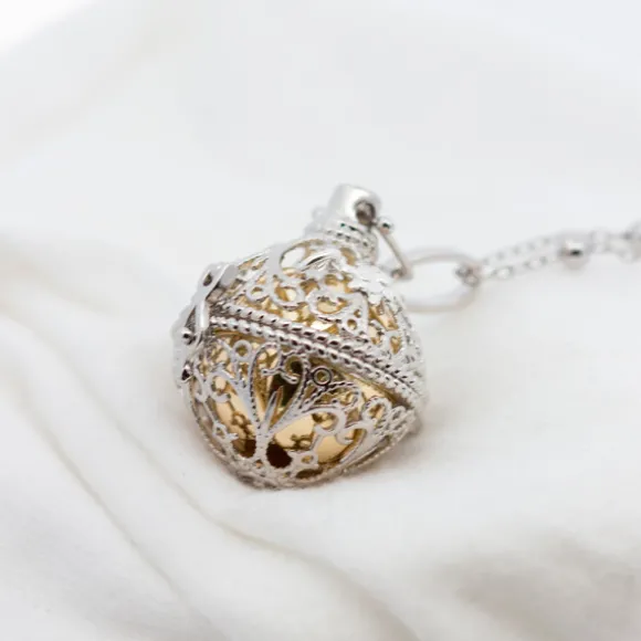 Llamador de Ángeles Ovalado con Bola Dorada y Mariposa Personalizable