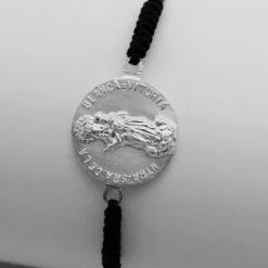 Pulsera Redonda Virgen Blanca de Plata con Hilo Negro Personalizable